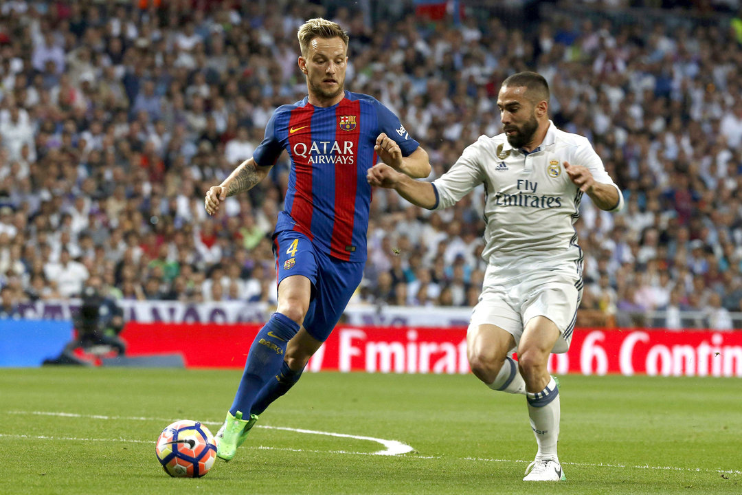 Rakitic y Carvajal disputan un balón, ayer en el Bernabéu.