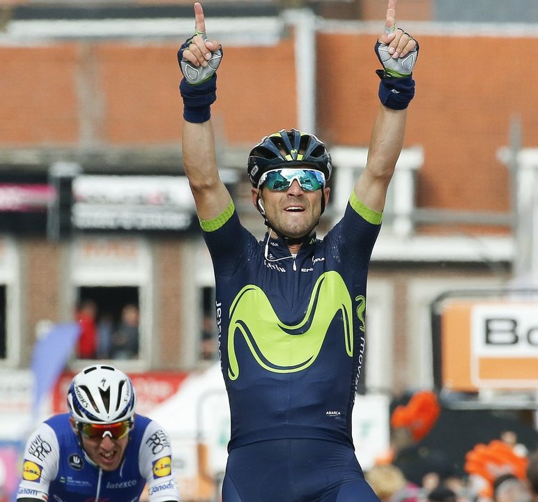 Alejandro Valverde cruza la meta en la localidad belga de Lieja.