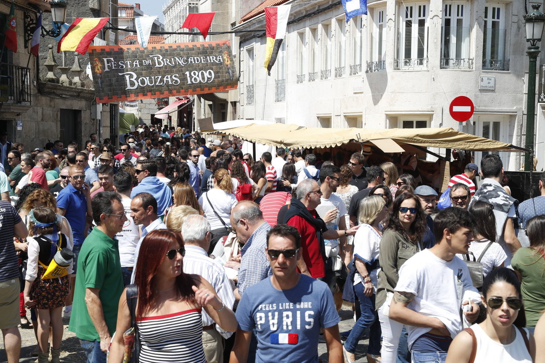 El buen tiempo y la singularidad de la Brincadeira contribuyeron a llenar ayer la villa de Bouzas, a donde acudieron miles de personas para disfrutar de la gastronomía y la música tradicional.