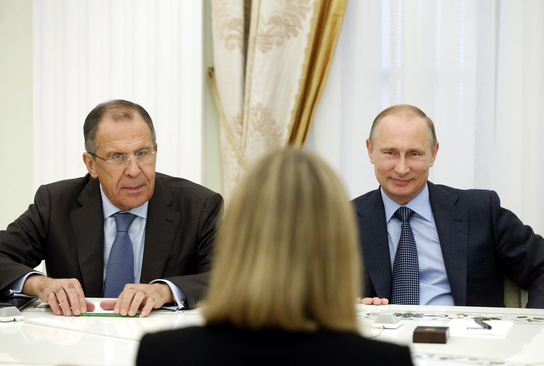 La jefa de la diplomacia europea, Federica Mogherini, de espaldas, con Sergei Lavrov y Vladimir Putin, en 2014.
