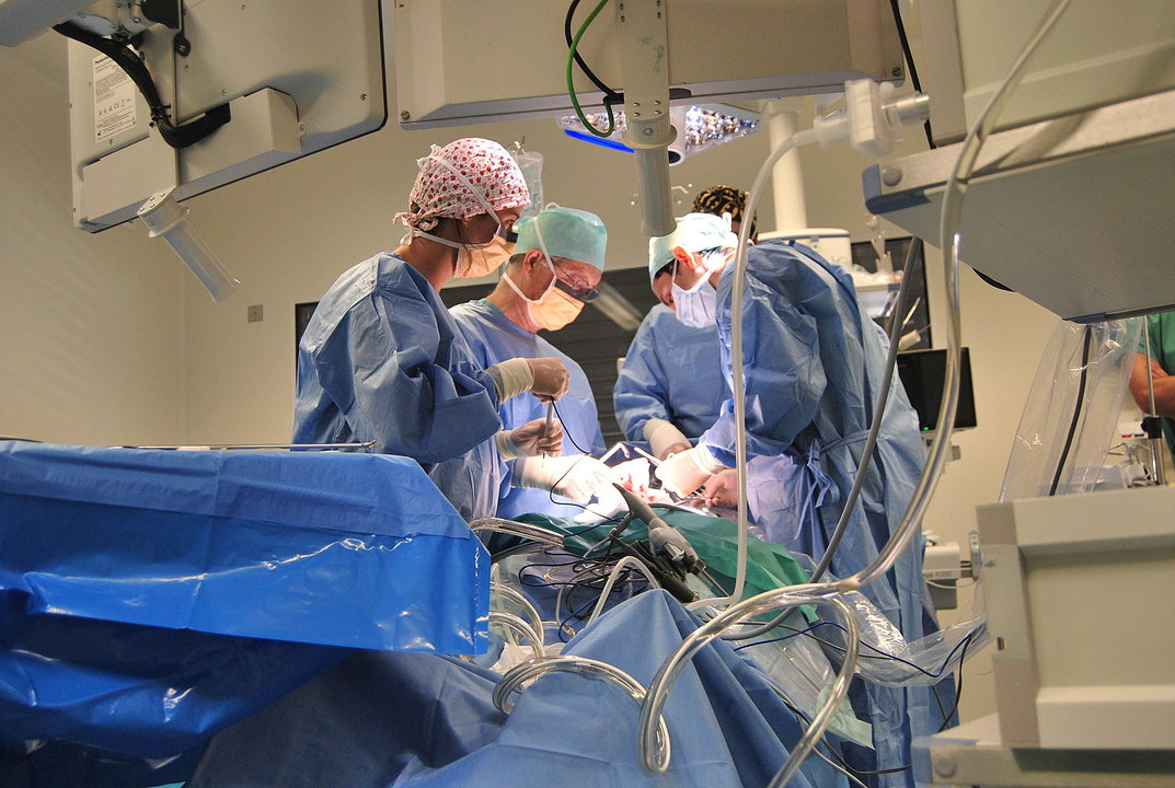 Una intervención quirúrgica del servicio de Urología del Complejo con el doctor Antonio Ojea, de gafas en la foto.