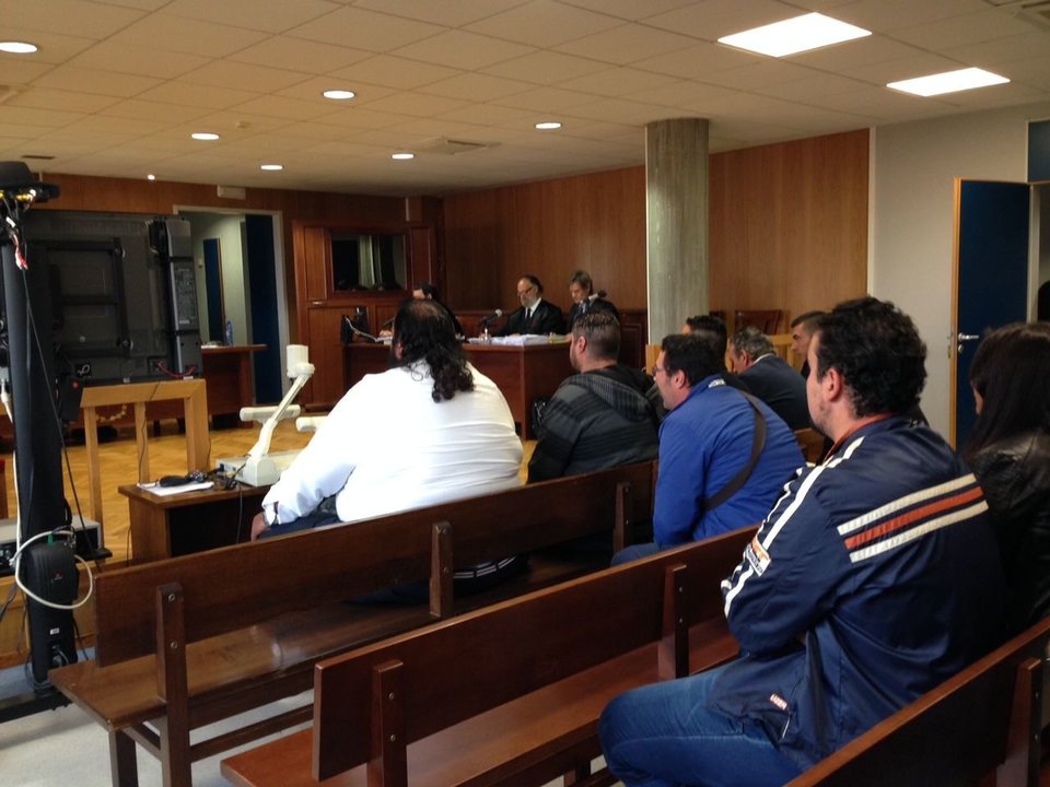 Los siete acusados, ayer, en la primera sesión del juicio celebrado en la sección quinta de la Audiencia.