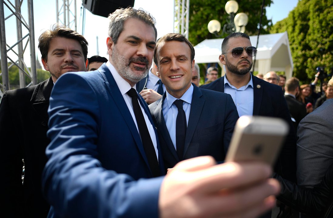 Emmanuel Macron se hace un &#34;selfie&#34; con un seguidor.