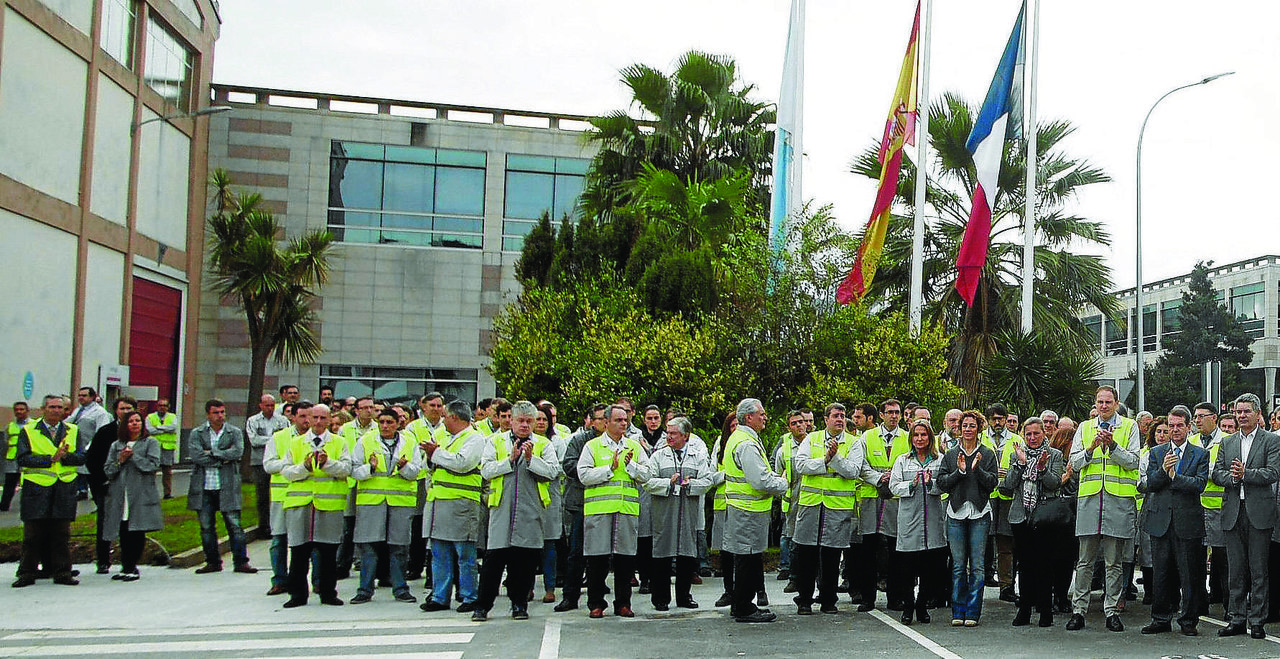 Trabajadores de PSA Vigo ante la entradad de la factoría de Balaídos, vínculo histórico de la ciudad con Francia.