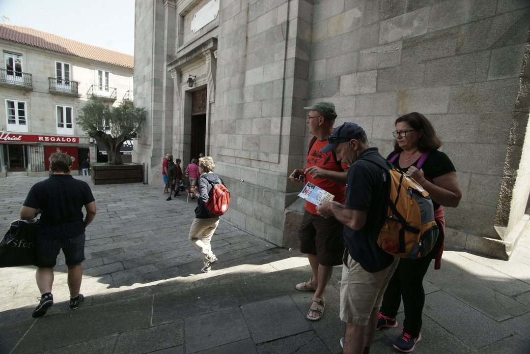 Turistas por el Casco Vello. Muy visitada la Colegiata, que aparece en todas las guías sobre Vigo.