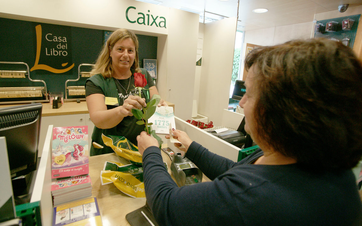 En algunos establecimientos, la compra de un libro se acompañó con la entrega de una rosa como en San Jordi.