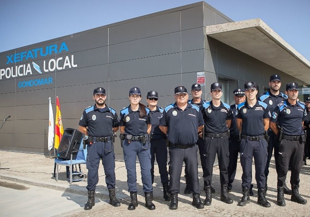 Agentes de la Policía Local ante la Jefatura de Gondomar.