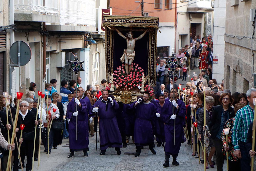 La imagen, por el centro de la villa, durante la procesión celebrada ayer.
