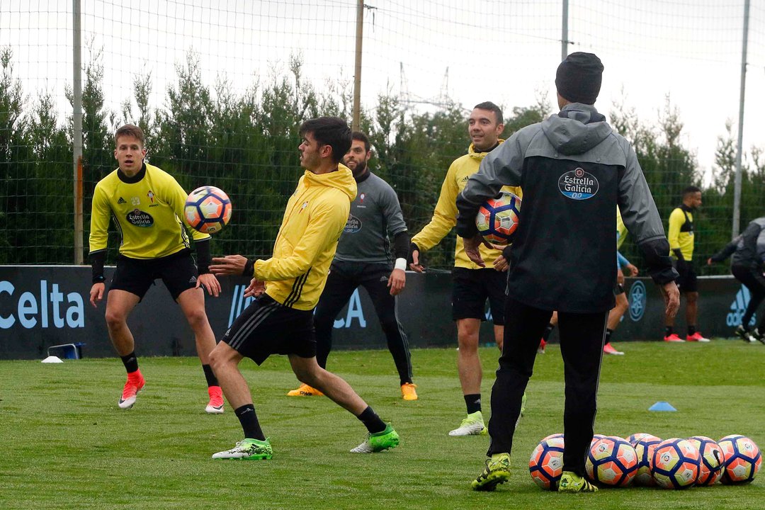 Jozabed trata de controlar el balón durante el entrenamiento de ayer en A Madroa.