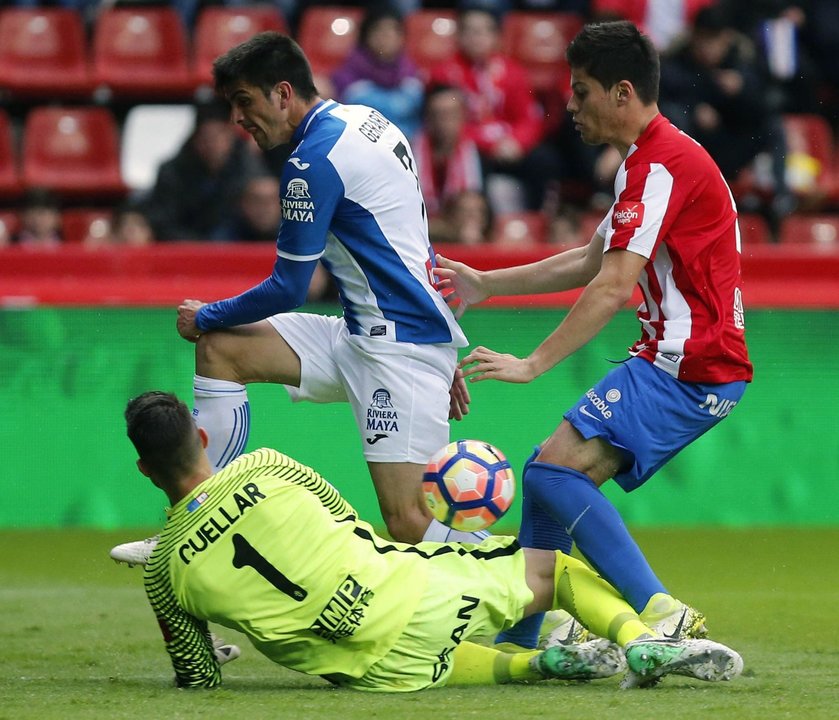 Gerard Moreno trata de superar a Cuéllar en el partido de ayer.