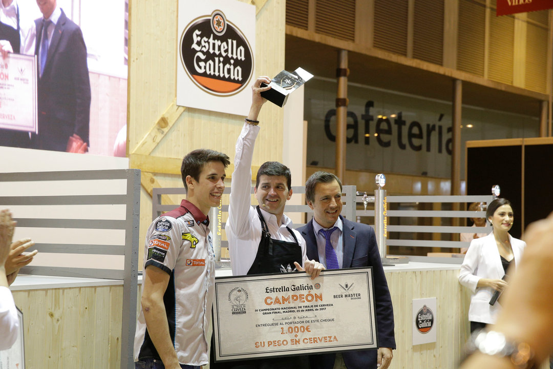 El asturiano Martín Galán, con el piloto Álex Márquez, el mejor tirador de cerveza de Estrella Galicia.