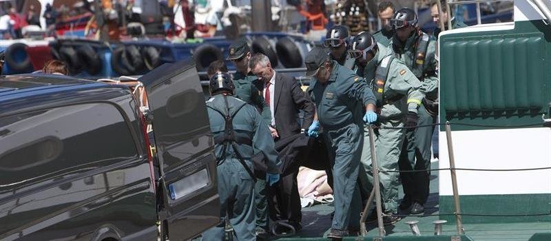 El cadáver del patrón del Novo Marcos, tras ser rescatado por loz buzos de la Guardia Civil