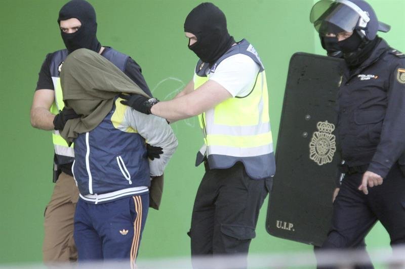 Efectivos de la Policía Nacional trasladan al ciudadano español de 29 años que ha sido detenido está madrugada en Ceuta