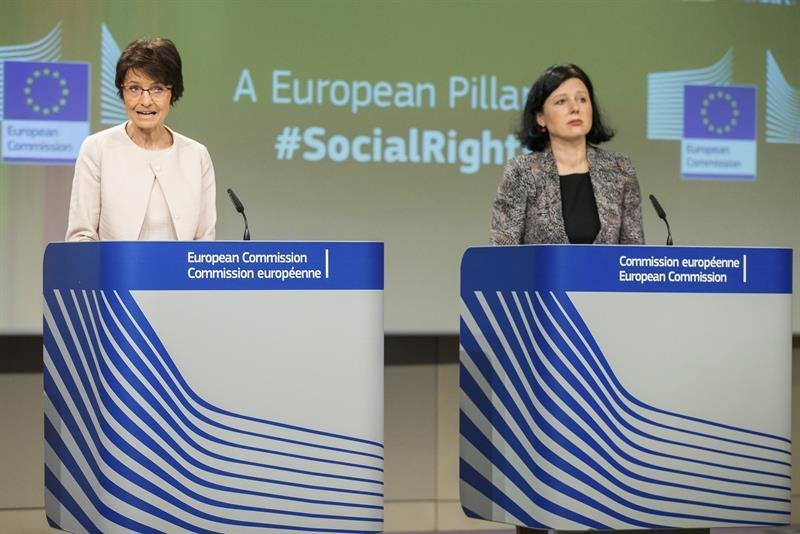 Las comisaria Marianne Thyssen (Empleo) y Vera Jourová (Justicia), en la rueda de prensa en Bruselas.