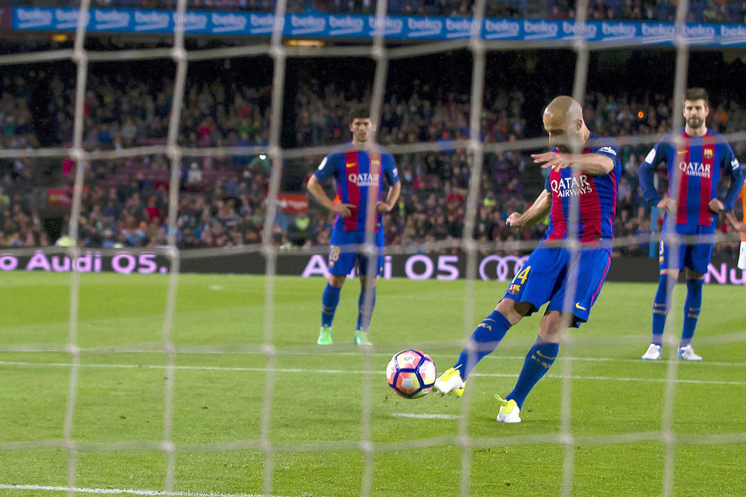 Mascherano marcó de penalti su primer gol con el Barcelona después de 319 partidos de blaugrana.