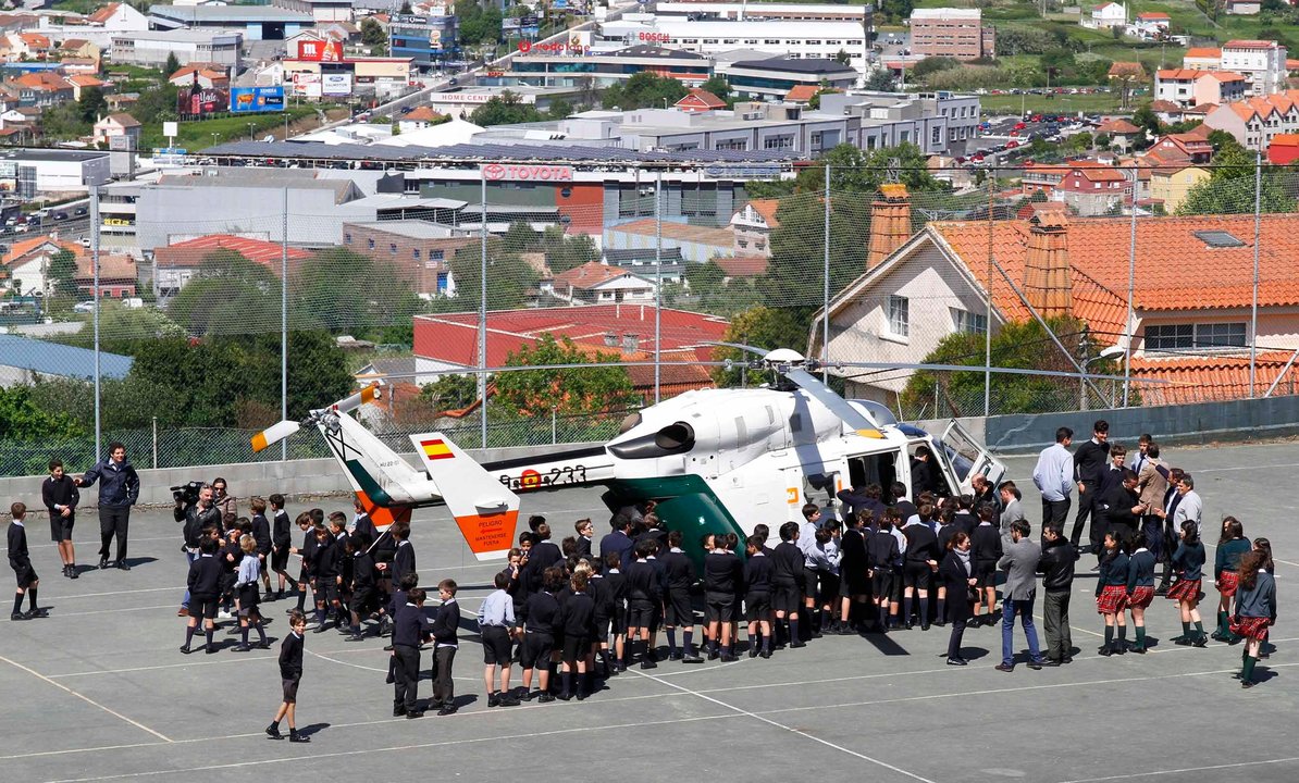 El helicóptero que tiene la Guardia Civil en Galicia aterrizó ayer ante la mirada atenta de alumnos de Montecastelo y Las Acacias.