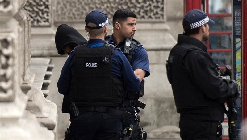 Policías detienen a un hombre tras un incidente en Westminster, Londres