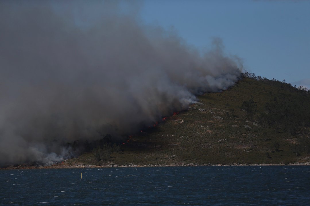 Un incendio forestal en Rianxo (A Coruña)  // Alberte