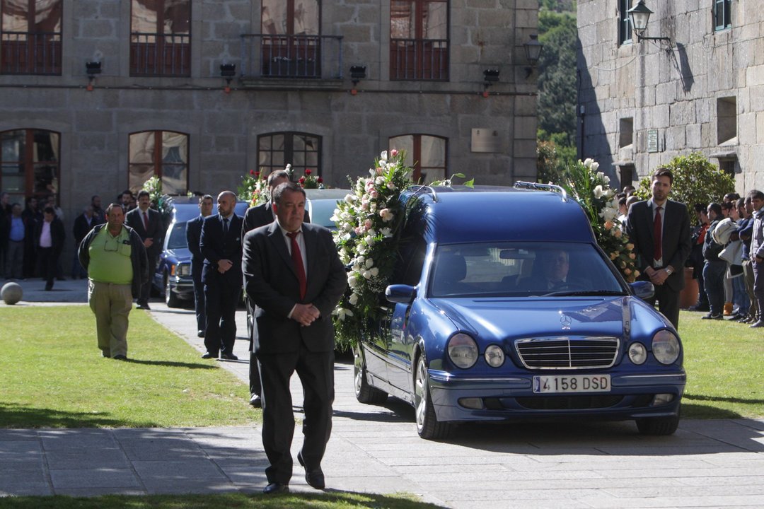 El funeral de los fallecidos se celebró ayer de forma conjunta en el Mosteiro de San Xoán de Poio.