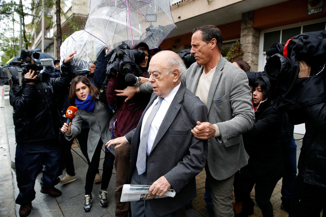 El expresidente de la Generalitat Jordi Pujol sale de su domicilio después de los registros.