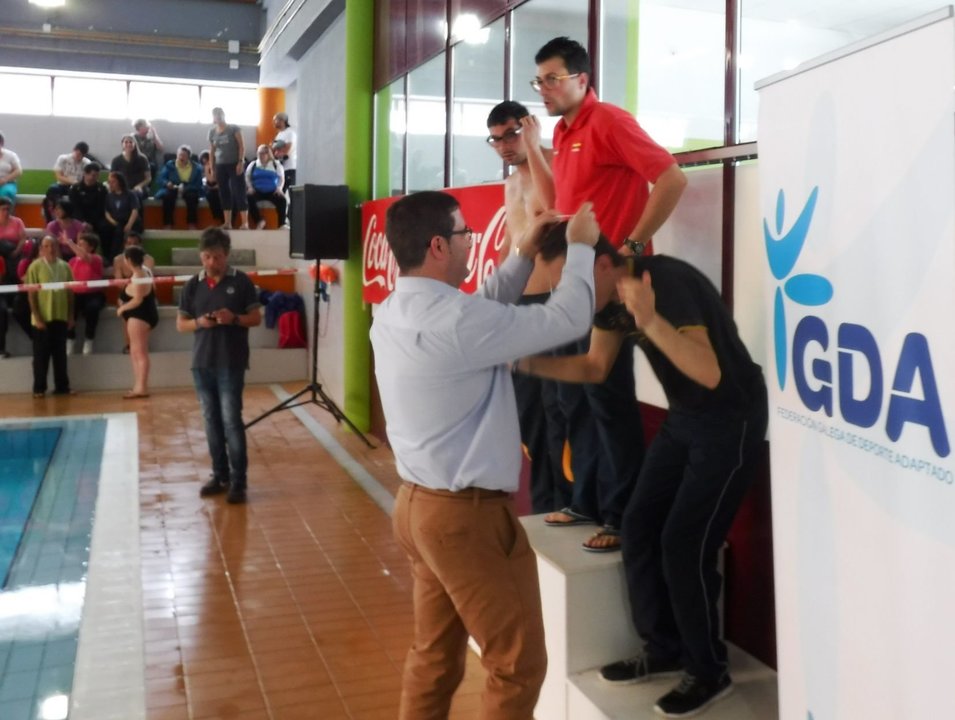 El alcalde cañicense, Miguel Domínguez,  en la entrega de medallas del campeonato de natación adaptado.