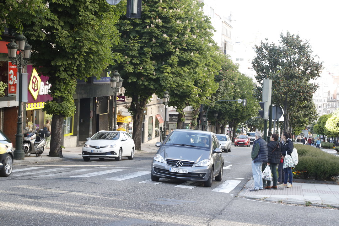 Tráfico por el centro de Vigo durante la mañana. Según el estudio, supera de lejos el máximo establecido.
