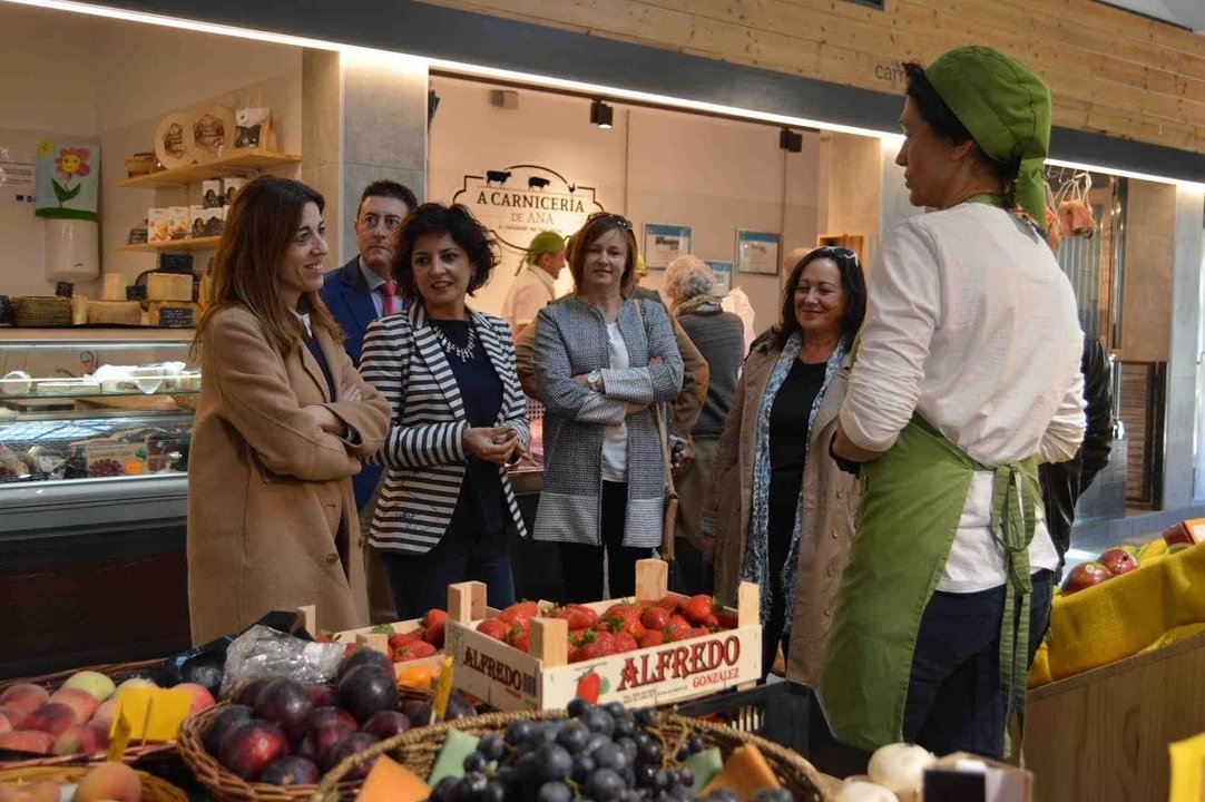La directora de Comercio de la Xunta, con la alcaldesa en la visita al mercado.