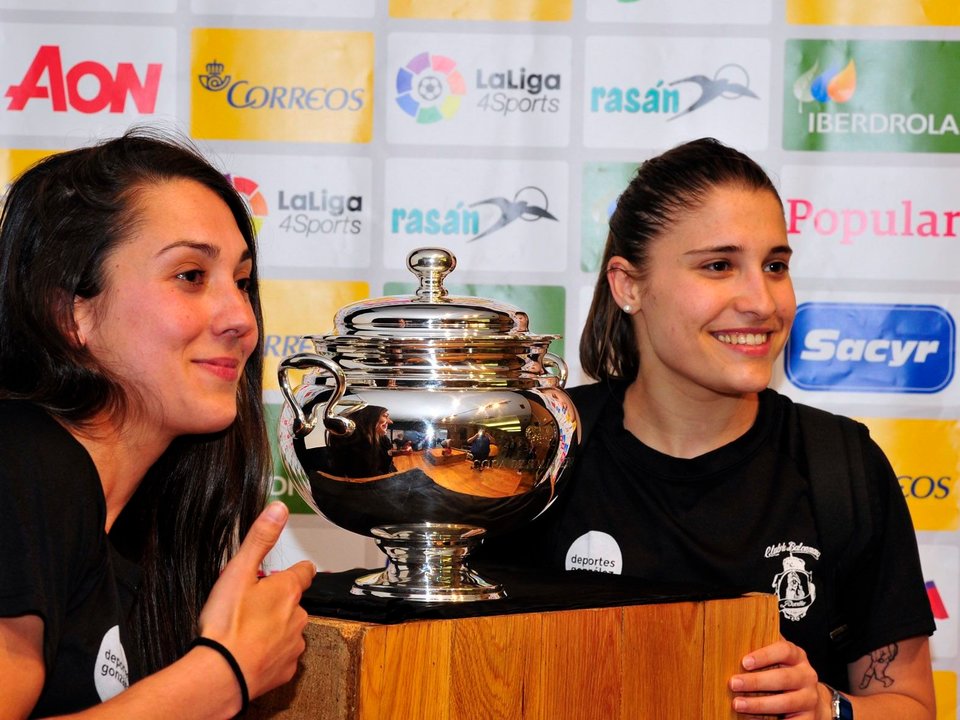 Dos jugadoras del Godoy Maceira Porriño posan con el trofeo de la Copa en la recepción de ayer.