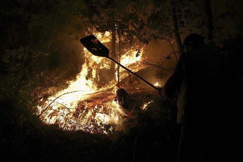Un incendio forestal que se ha originado en el municipio de Cotobade, en Pontevedra, ha quemado 30 hectáreas