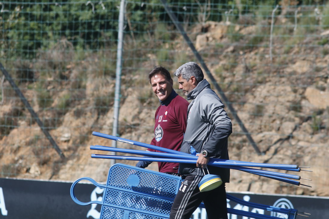 Eduardo Berizzo sale sonriente al campo de entrenamiento acompañado de Roberto Bonano.