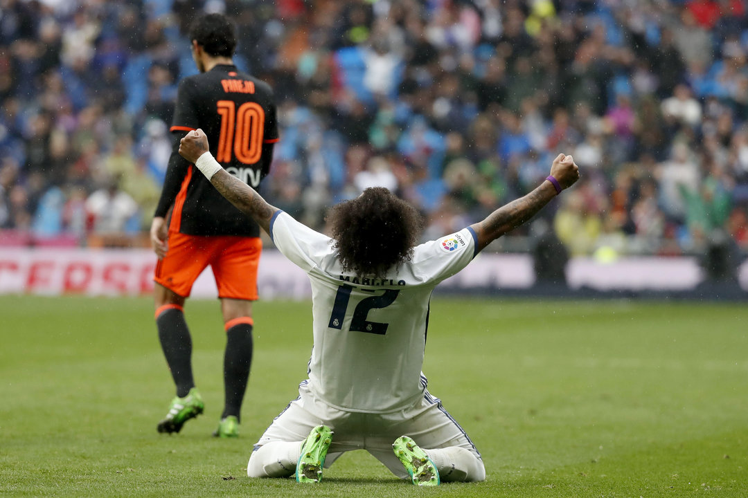 Marcelo celebra el gol de la victoria del Real Madrid ante el Valencia, ayer en el Santiago Bernabéu.