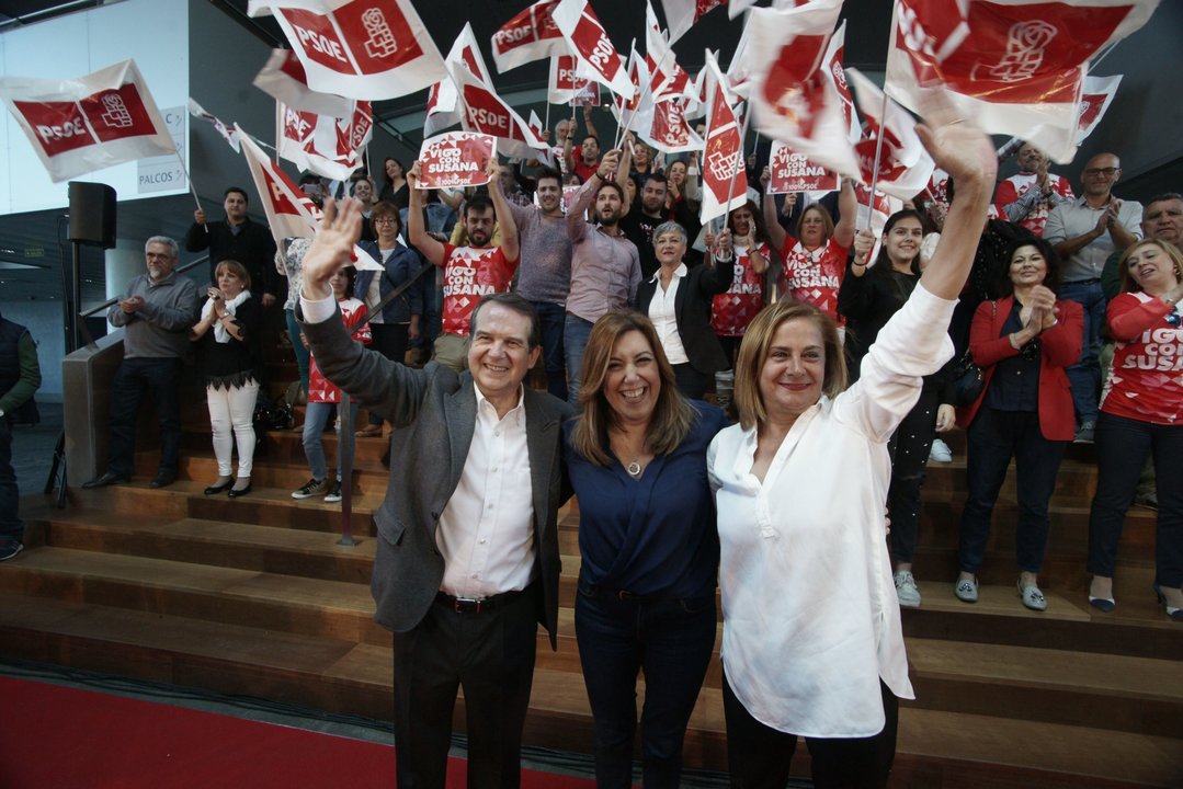 El alcalde de Vigo, Abel Caballero, y la presidenta de la Diputación, Carmela Silva, con Susana Díaz ayer en el Auditorio Mar de Vigo.