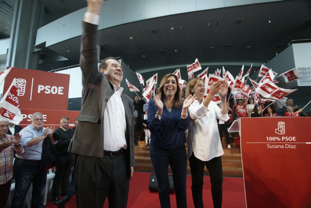 El alcalde de Vigo, Abel Caballero, y la presidenta de la Diputación, Carmela Silva, con Susana Díaz ayer en el Auditorio Mar de Vigo.