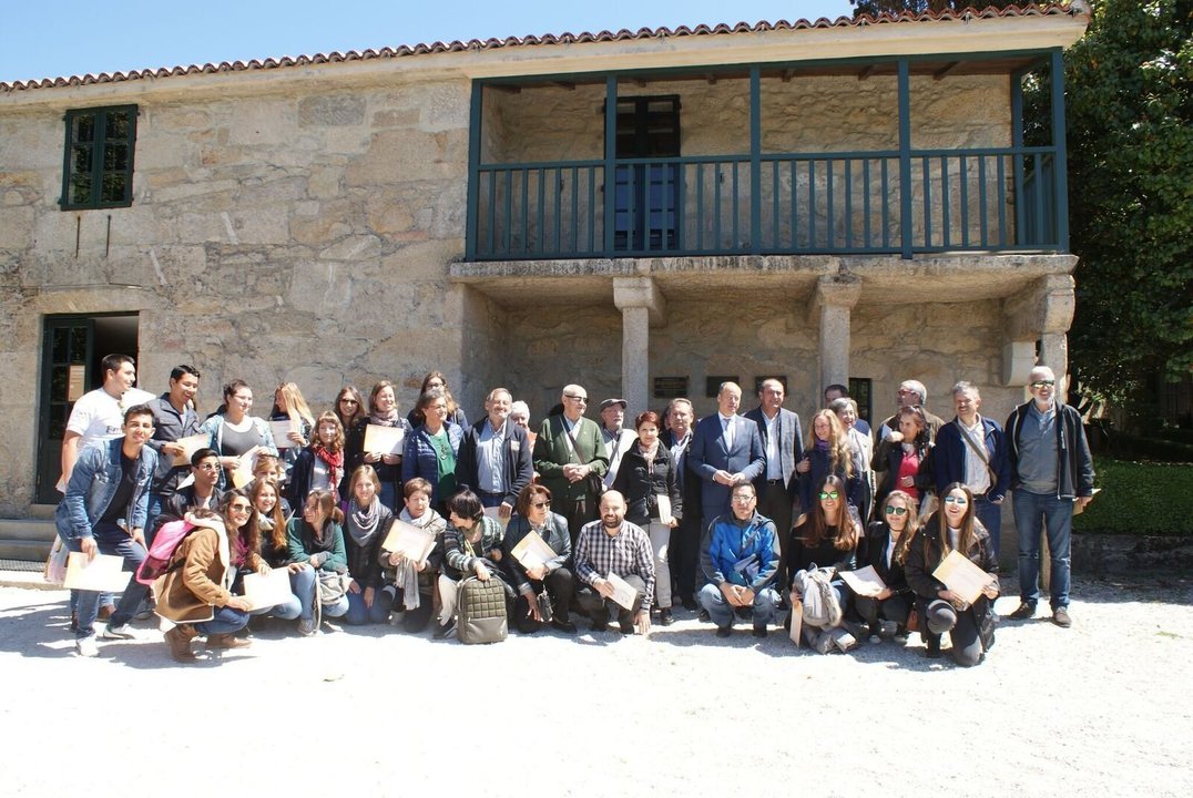 Erasmus de Vigo y mayores visitan la casa de Rosalía Castro en Padrón