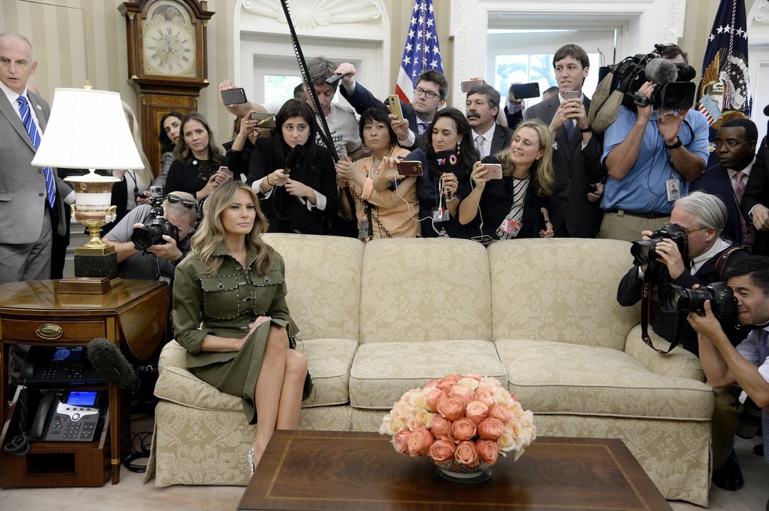 Melania Trump, en la Casa Blanca, rodeada de periodistas el pasado jueves.