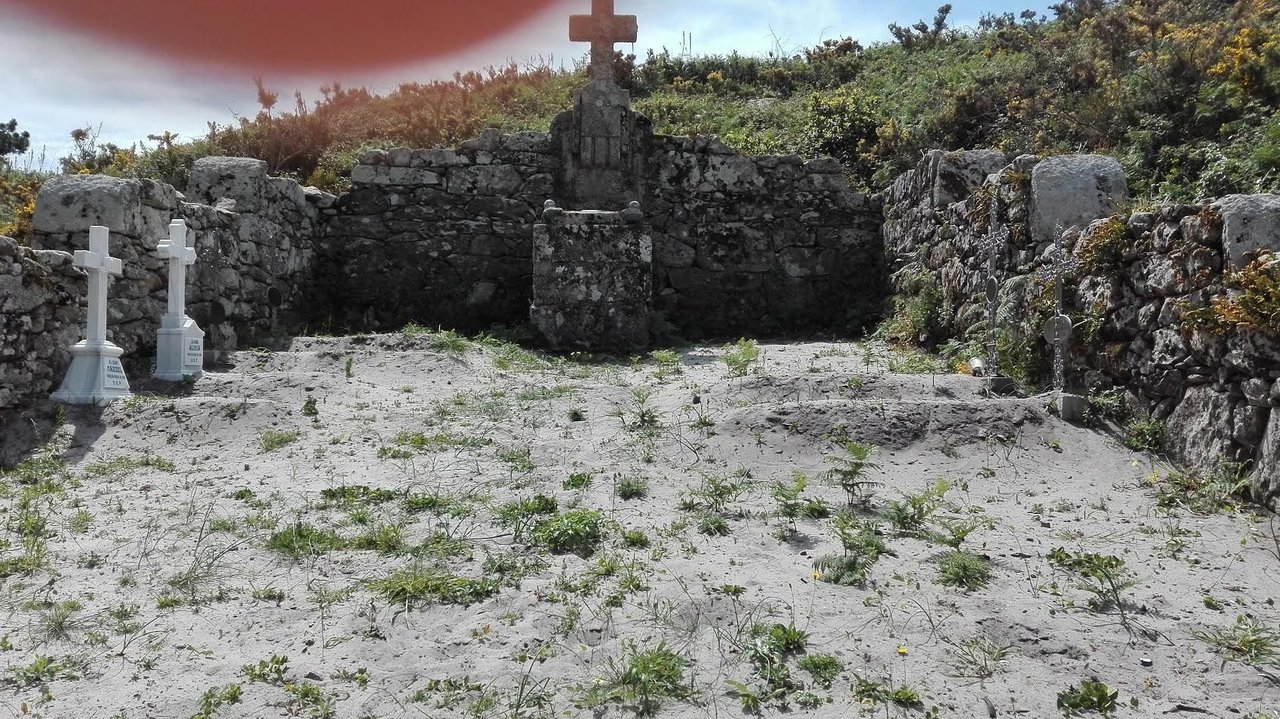 El pequeño cementerio de la isla, ahora en perfecto estado tras su restauración, con seis tumbas en total bajo la arena de la playa.
