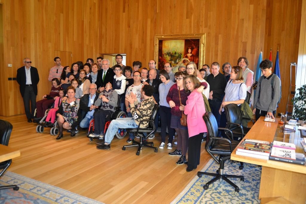 Los usuarios de Aspanaex en una visita al Parlamento de Galicia.