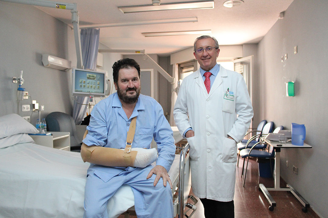 El doctor Enrique Moledo con el paciente Jesús Lago en Povisa