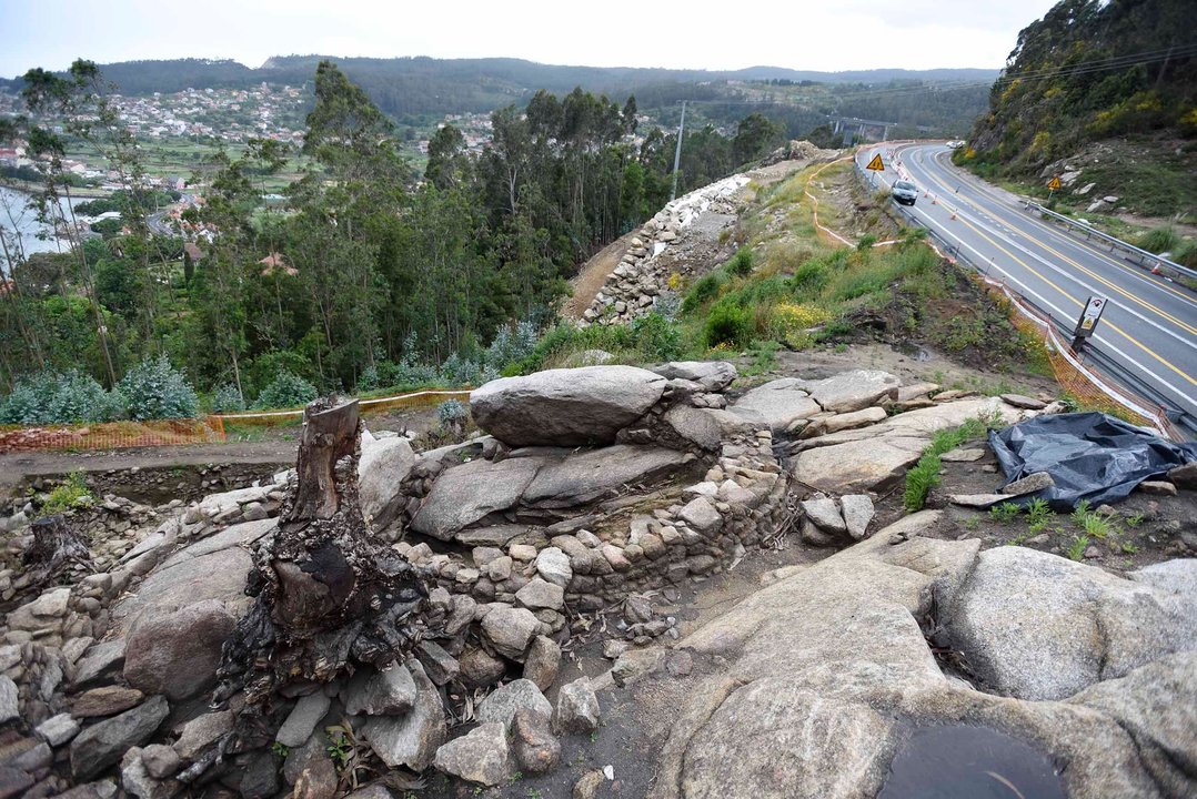 La transformación del Corredor del Morrazo en la nueva autovía que unirá  Rande con Cangas obligará a una rectificación para salvar un yacimiento arqueológico único , situado en Domaio, al pie de la Ría y muy cerca del puente.