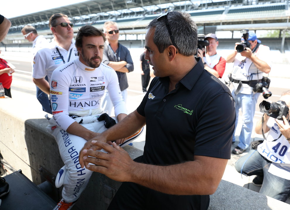 Alonso departió ayer con Juan Pablo Montoya en Indianápolis.