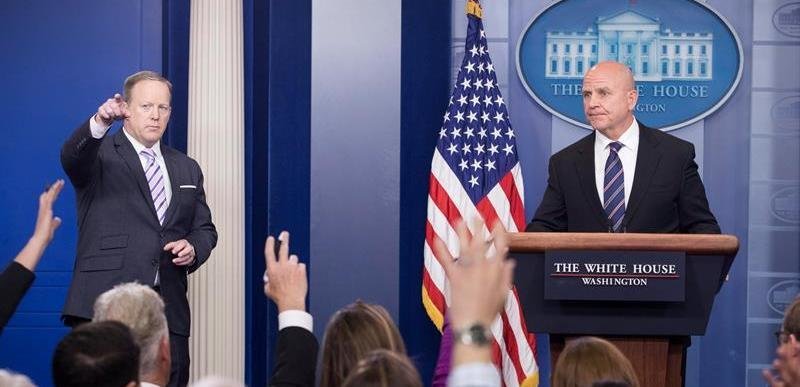 El principal asesor de seguridad nacional de la Casa Blanca, el teniente general H.R. McMaster (d), y el portavoz de la Casa Blanca, Sean Spicer (i), durante una rueda de prensa en la Casa Blanca