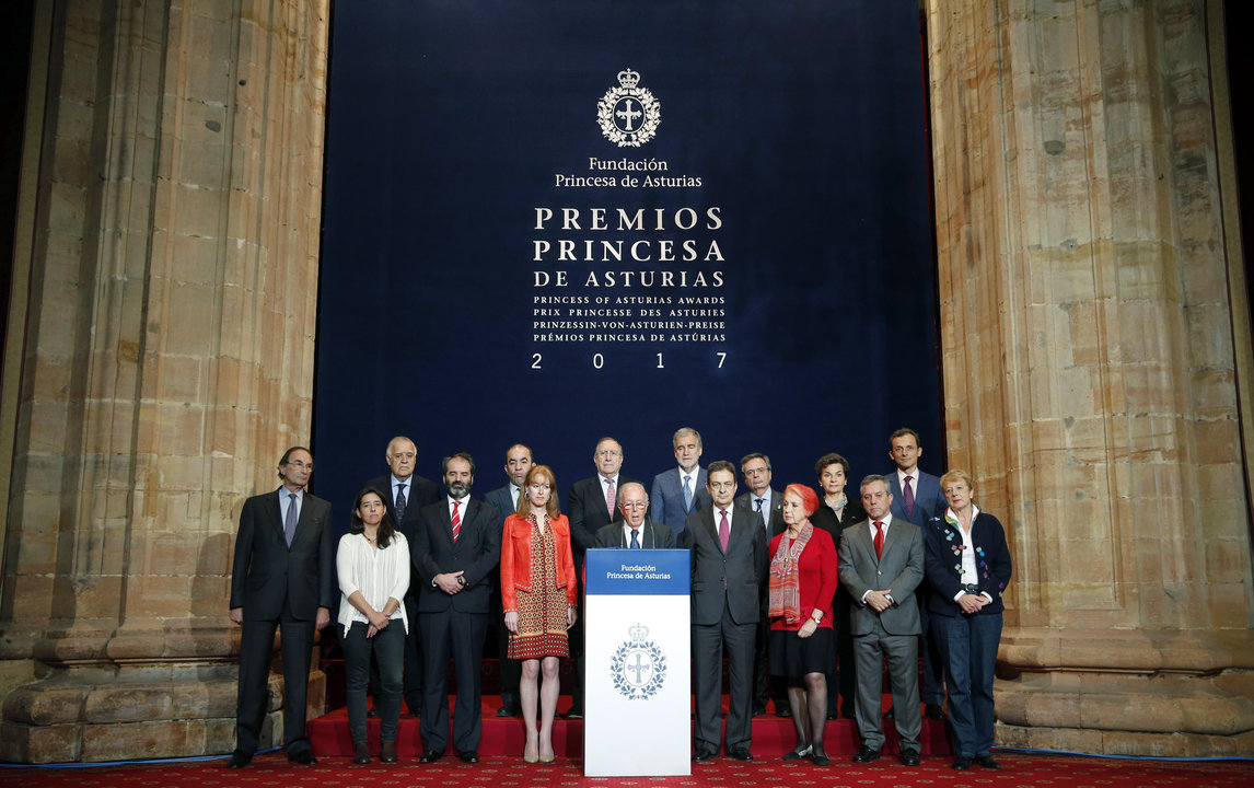 Marcelino Oreja, presidente del jurado, da a conocer el fallo de premio Princesa de Cooperación.