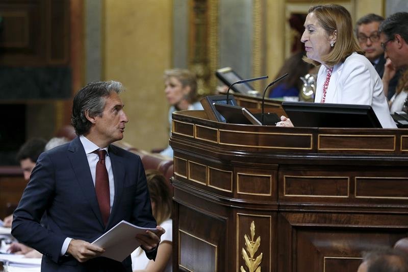 El ministro de Fomento, Íñigo de la Serna, conversa con la presidenta del Congreso de los Diputados, Ana Pastor