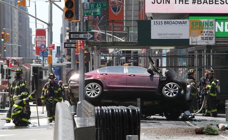 Vista del vehículo que ha atropellado a diez personas en Times Square, Nueva York