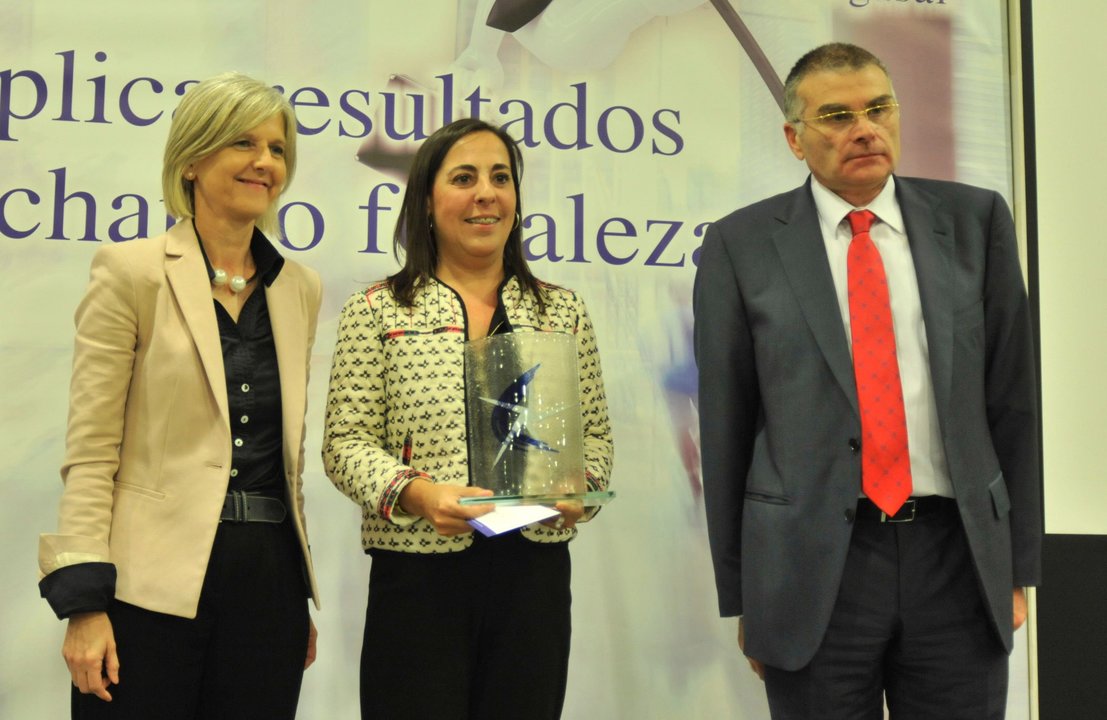 La periodista de Atlántico Ana Fuentes recogió el premio Cegasal al compromiso con la economía social.