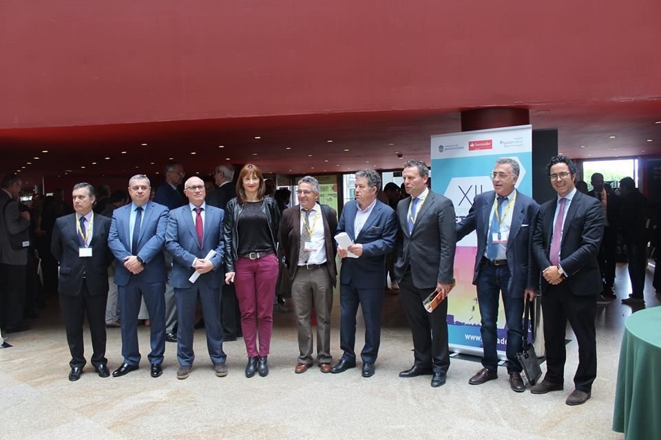 El alcalde de Pontevedra, Fernández Lores, con los representantes de la Sociedad.
