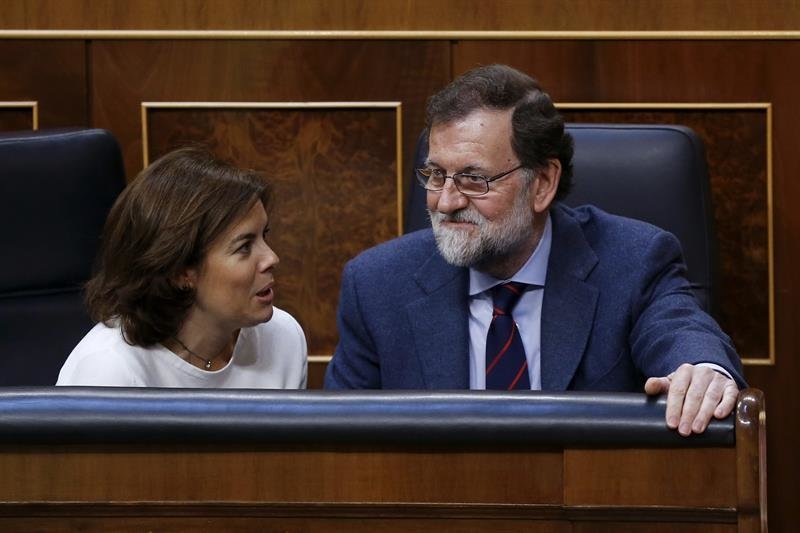 El presidente del Gobierno, Mariano Rajoy, y la vicepresidenta, Soraya Sáenz de Santamaría