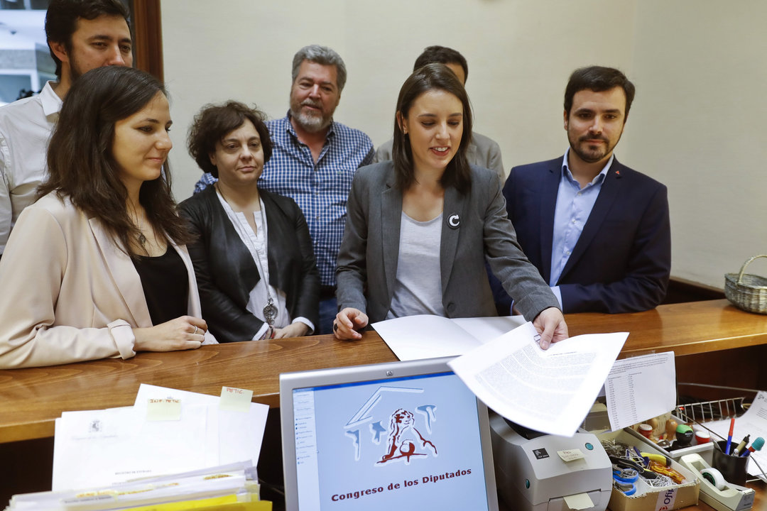 Montero, en el centro de la imagen, acompañada por miembros de su grupo, registrando la iniciativa.