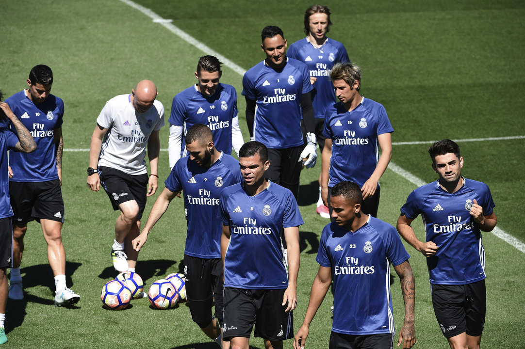 Jugadores del Real Madrid, en el entrenamiento de ayer en las instalaciones de Valdebebas.