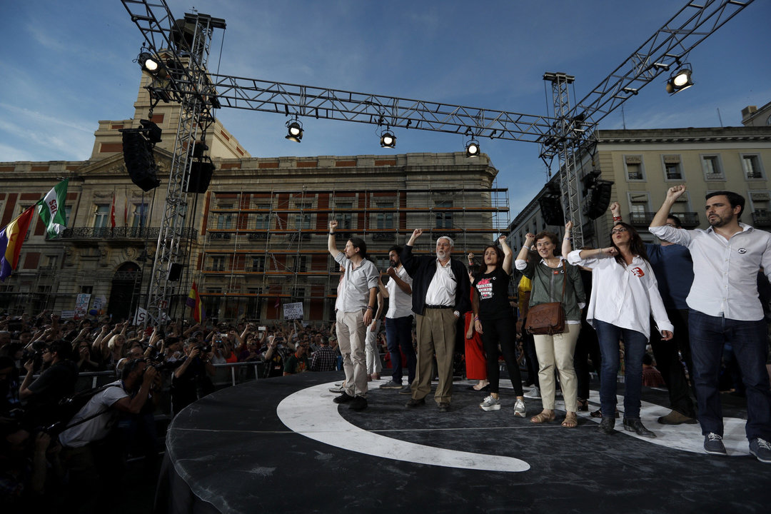 Pablo Iglesias y el resto de oradores, ayer en la puerta del Sol de Madrid.